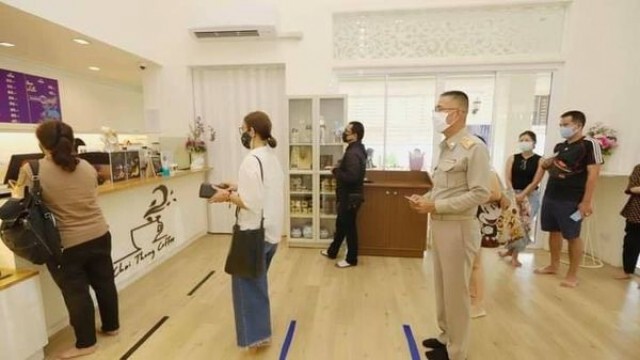 ชาวเน็ตสงสัย ทำไมผู้ว่าปทุมฯ ถอดรองเท้า-เข้าแถว พอรู้แล้วต้องชื่นชม