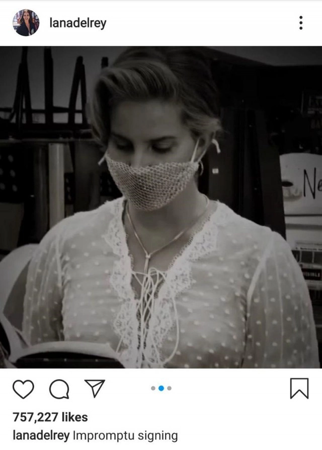 "ลานา เดล เรย์" ใส่ "หน้ากากตาข่าย" ไปพบปะแฟนๆ ห่วงสวย แต่ไม่ห่วงแฟนคลับ