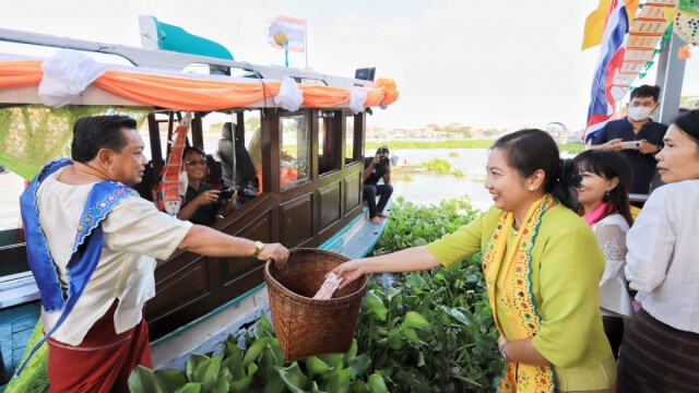 อุ้มพระลงเรือ ตักบาตรพระร้อยทางเรือ