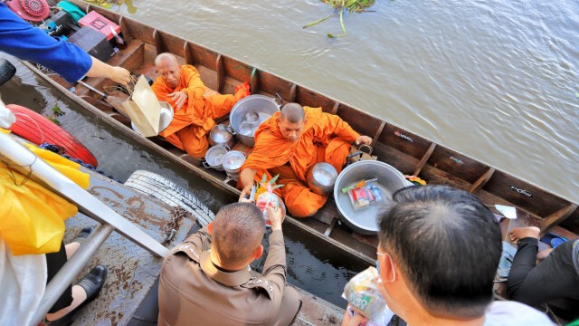 อุ้มพระลงเรือ ตักบาตรพระร้อยทางเรือ