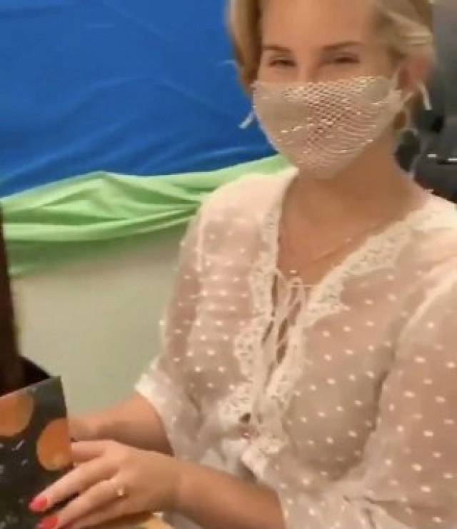 "ลานา เดล เรย์" ใส่ "หน้ากากตาข่าย" ไปพบปะแฟนๆ ห่วงสวย แต่ไม่ห่วงแฟนคลับ