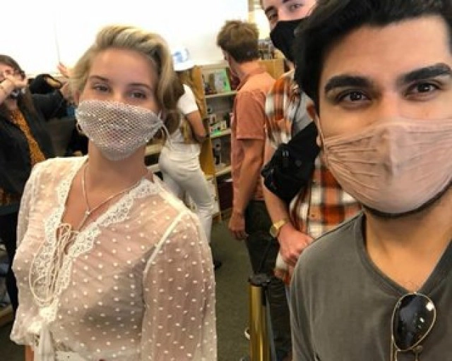 "ลานา เดล เรย์" ใส่ "หน้ากากตาข่าย" ไปพบปะแฟนๆ ห่วงสวย แต่ไม่ห่วงแฟนคลับ