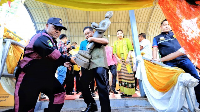อุ้มพระลงเรือ ตักบาตรพระร้อยทางเรือ