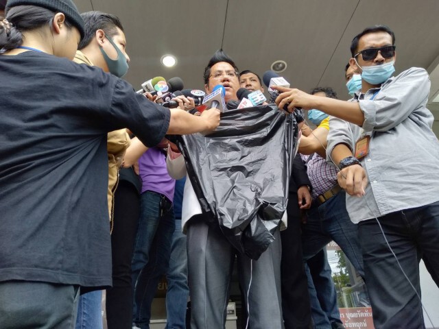 ทนายรณรงค์ ถือถุงดำขึ้นโรงพัก เหน็บอยากเล่นครอบหัวครู