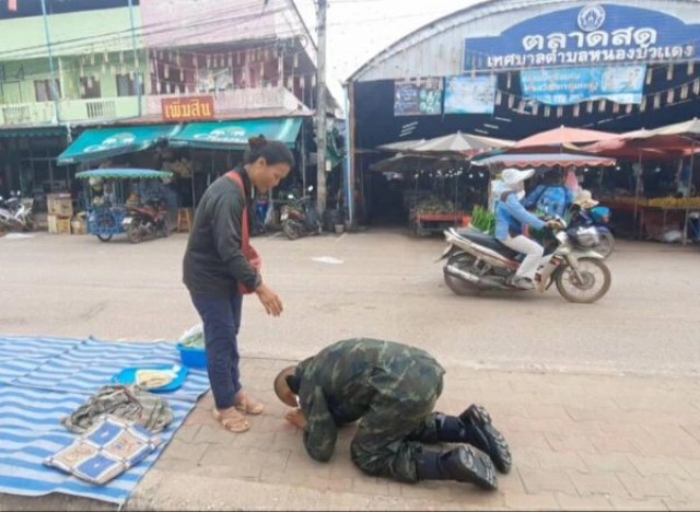 สุดซึ้ง!! ทหารหนุ่มก้มกราบเท้ามารดา มอบเงินเดือน เดือนแรกให้ น้ำตาไหล