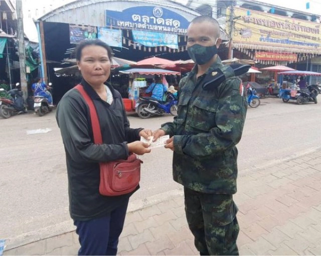 สุดซึ้ง!! ทหารหนุ่มก้มกราบเท้ามารดา มอบเงินเดือน เดือนแรกให้ น้ำตาไหล