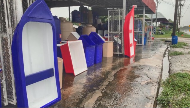 ชาวบ้านเร่งทำเรือขายในฤดูน้ำหลาก หลังฝนตกต่อเนื่องในพื้นที่