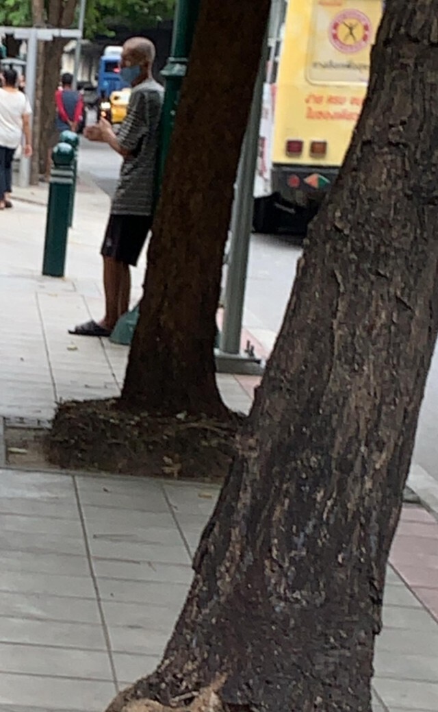 ยกมือท่วมหัว คุณตาซึ้ง เจอสาวใจดี ลั่น เห็นไกลๆเหมือนขออะไรสักอย่าง
