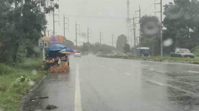 ชาวบ้านเร่งทำเรือขายในฤดูน้ำหลาก หลังฝนตกต่อเนื่องในพื้นที่