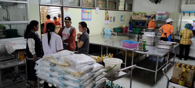 รพ.มหาราชฯขนย้ายสิ่งของไว้ที่สูงเฝ้าระวังน้ำท่วม
