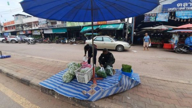 สุดซึ้ง!! ทหารหนุ่มก้มกราบเท้ามารดา มอบเงินเดือน เดือนแรกให้ น้ำตาไหล