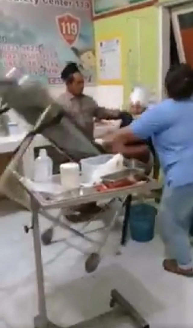 ฮาลั่นโซเชียล (คลิป) หนุ่มเงิบตกเตียง รพ. แผลเก่ายังไม่หายแผลใหม่ตามมาแล้ว