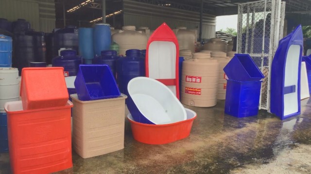 ชาวบ้านเร่งทำเรือขายในฤดูน้ำหลาก หลังฝนตกต่อเนื่องในพื้นที่