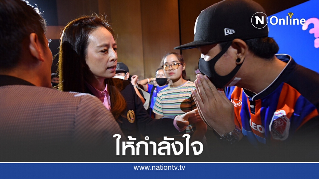แฟน "สิงห์เจ้าท่า" เซอร์ไพรส์ มอบดอกไม้ให้กำลังใจ "มาดามแป้ง"