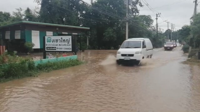 พ่อเมืองโคราชลงพื้นที่สั่งเฝ้าระวัง-รับมือมวลน้ำ