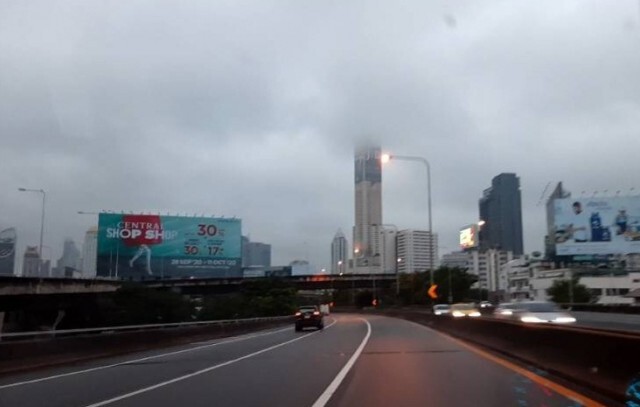 เมฆฝนลอยต่ำ บดบังตึกสูงทั่วกรุงฯ