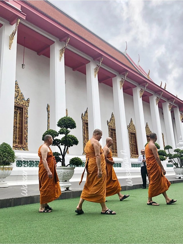 ชาวเน็ตฮือฮา แฟชั่น "พระแป๊ะ" สวมรองเท้าแตะ "แอร์เมส" เดินไปทำวัตรเช้า