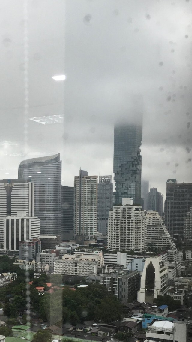 เมฆฝนลอยต่ำ บดบังตึกสูงทั่วกรุงฯ