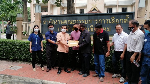 เผาพวงหรีดประชด กกต. แจกใบส้ม "สุรพล"