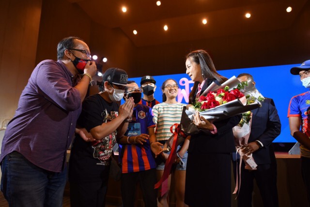 แฟน "สิงห์เจ้าท่า" เซอร์ไพรส์ มอบดอกไม้ให้กำลังใจ "มาดามแป้ง"