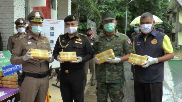 รวบแก๊งยาบ้าข้ามชาติขณะรับของใกล้โรงพัก
