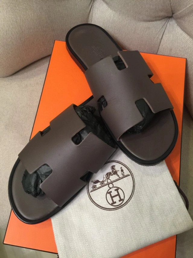 ชาวเน็ตฮือฮา แฟชั่น "พระแป๊ะ" สวมรองเท้าแตะ "แอร์เมส" เดินไปทำวัตรเช้า