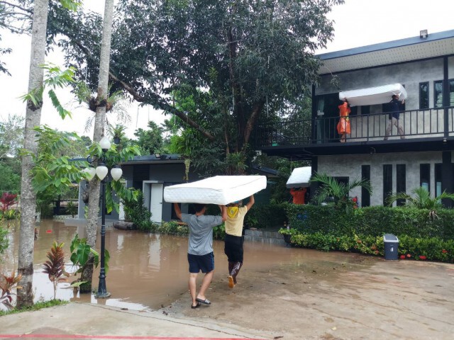 ทางหลวงลุยน้ำท่วม ขนของช่วยเหลือชาวบ้านริมลำตะคอง
