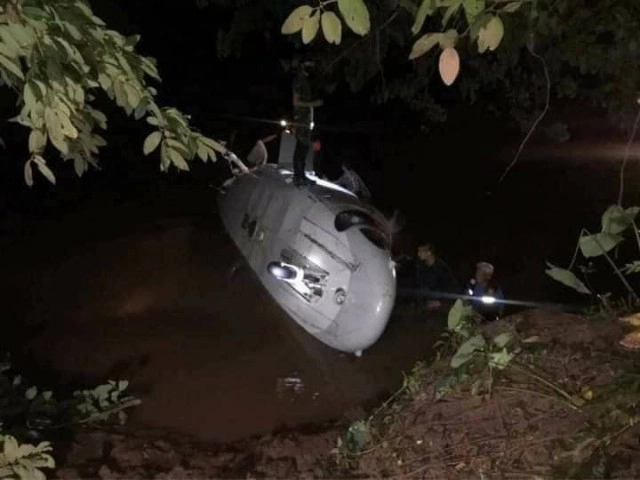 เฮลิคอปเตอร์ หน่วย พอ.สว.ลงฉุกเฉินลำน้ำ นักบินเจ็บ 2