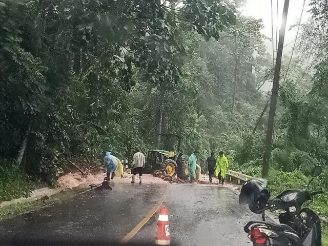 น้ำป่าทะลักวังน้ำเขียวตำรวจขนแบ็กโฮเปิดทางระบาย