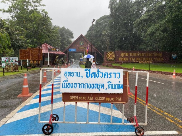 น้ำป่าทะลักวังน้ำเขียวตำรวจขนแบ็กโฮเปิดทางระบาย