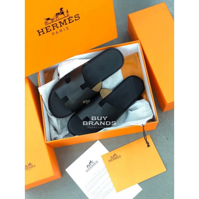 ชาวเน็ตฮือฮา แฟชั่น "พระแป๊ะ" สวมรองเท้าแตะ "แอร์เมส" เดินไปทำวัตรเช้า