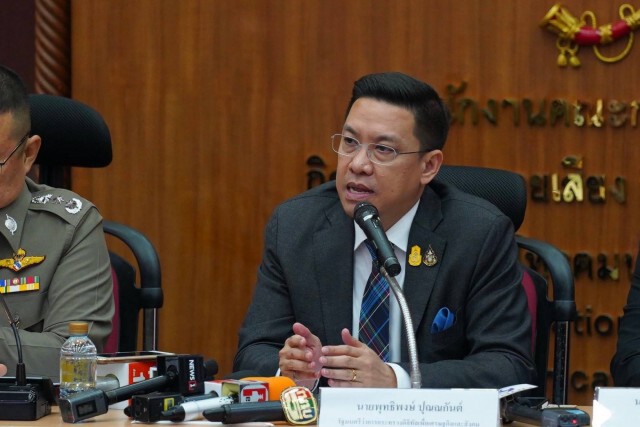 "พุทธิพงษ์" จี้ทวิตเตอร์ลบบัญชีหมิ่นสถาบัน