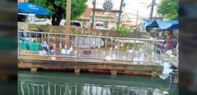 ชาวบ้านเดือดร้อน ฟองขาวปลิวว่อน วอนแชร์ให้ถึงผู้รับผิดชอบ