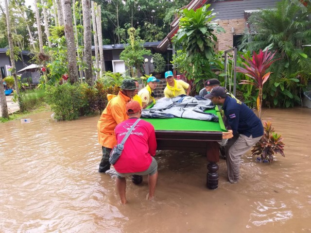 ทางหลวงลุยน้ำท่วม ขนของช่วยเหลือชาวบ้านริมลำตะคอง