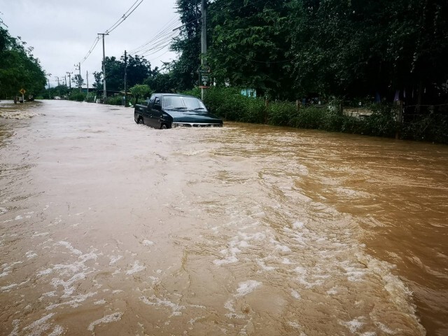 ปากช่อง​ อ่วม​ น้ำป่าเขาใหญ่ทะลัก​ อพยพ​ 5 หมู่บ้าน​