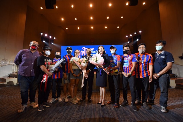 แฟน "สิงห์เจ้าท่า" เซอร์ไพรส์ มอบดอกไม้ให้กำลังใจ "มาดามแป้ง"