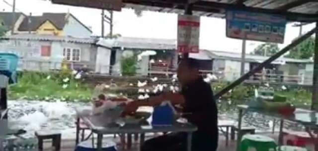 ชาวบ้านเดือดร้อน ฟองขาวปลิวว่อน วอนแชร์ให้ถึงผู้รับผิดชอบ