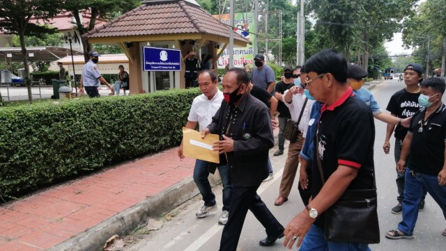 เผาพวงหรีดประชด กกต. แจกใบส้ม "สุรพล"