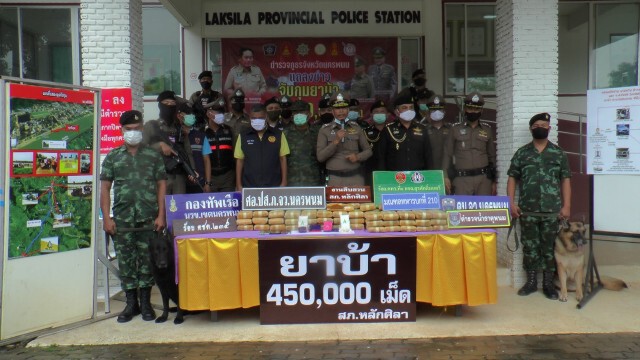 รวบแก๊งยาบ้าข้ามชาติขณะรับของใกล้โรงพัก