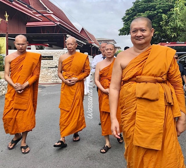 ชาวเน็ตฮือฮา แฟชั่น "พระแป๊ะ" สวมรองเท้าแตะ "แอร์เมส" เดินไปทำวัตรเช้า