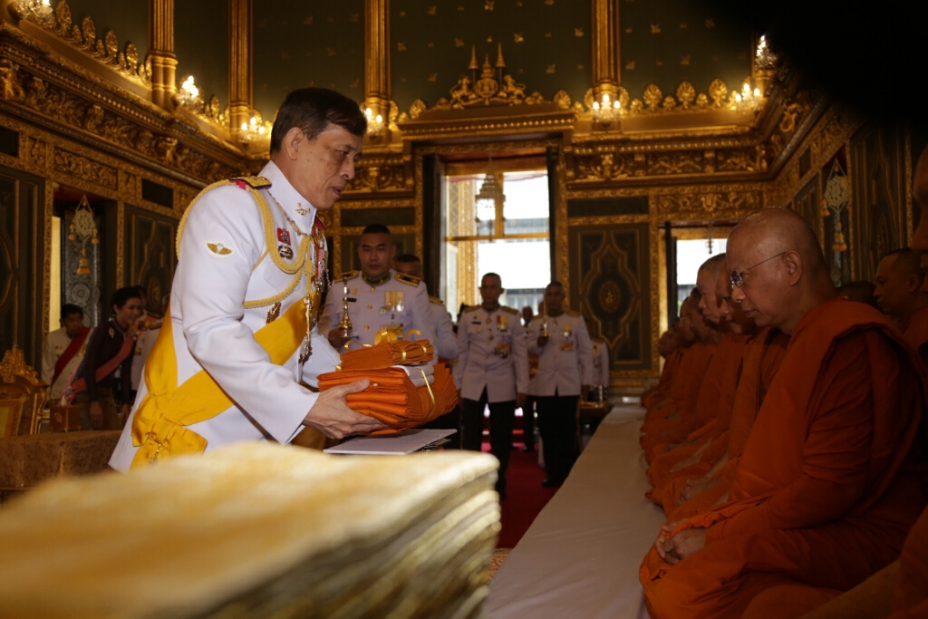 ในหลวง-พระราชินี เสด็จฯ ถวายผ้าพระกฐิน วัดราชบพิธ