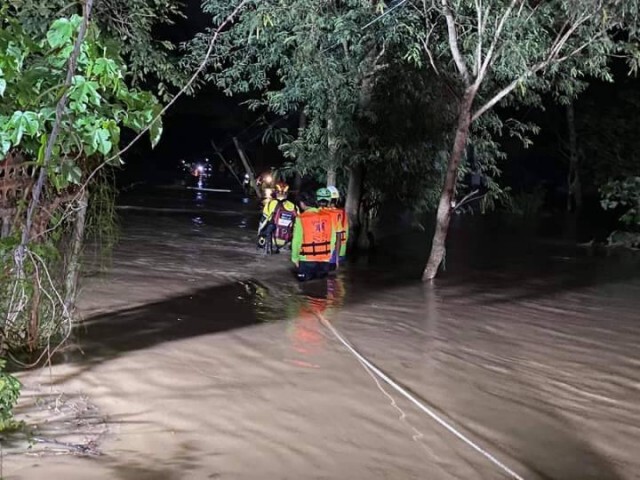 ระดมทีมเร่งช่วยชาวบ้าน  กู้ภัยปรับแผนเข้าพื้นที่เพราะน้ำไหลเชี่ยว