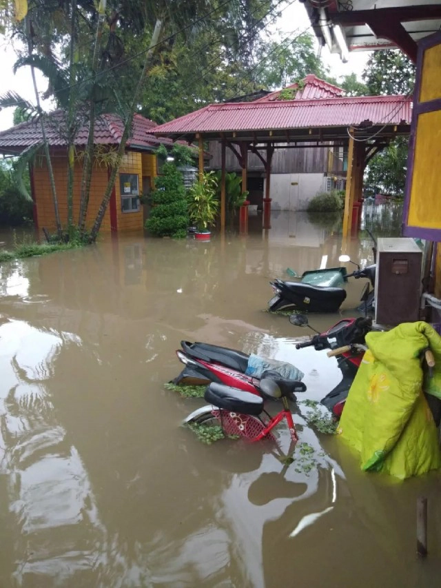 ตร.ทางหลวงเพชรบุรี แนะนำเส้นทางเลี่ยงน้ำท่วมชะอำ