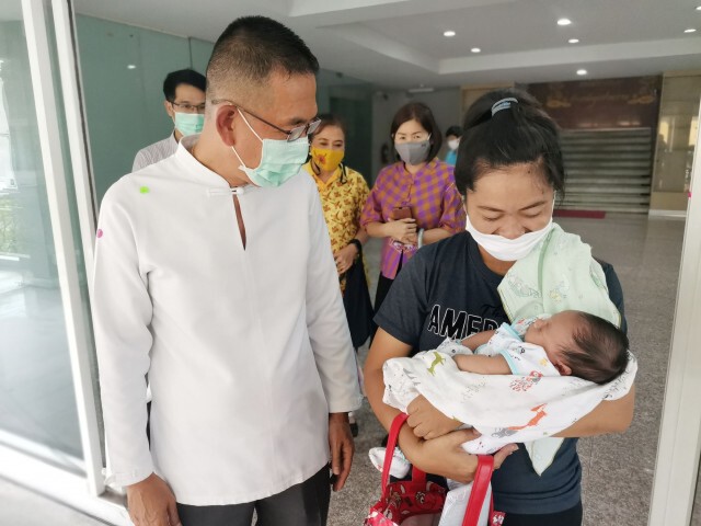 ได้ใจอีกแล้ว พ่อเมืองปทุมฯ กางร่มส่งแม่ลูกอ่อนขึ้นรถกลับบ้าน