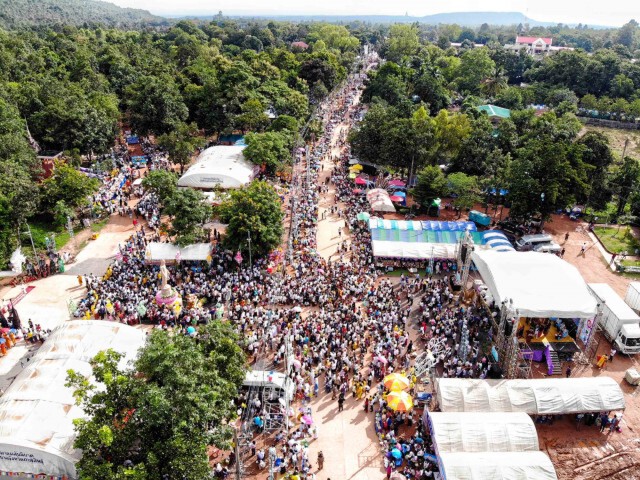 ชาวพุทธ 2 หมื่นร่วมตักบาตรเทโวถวายบันไดสวรรค์