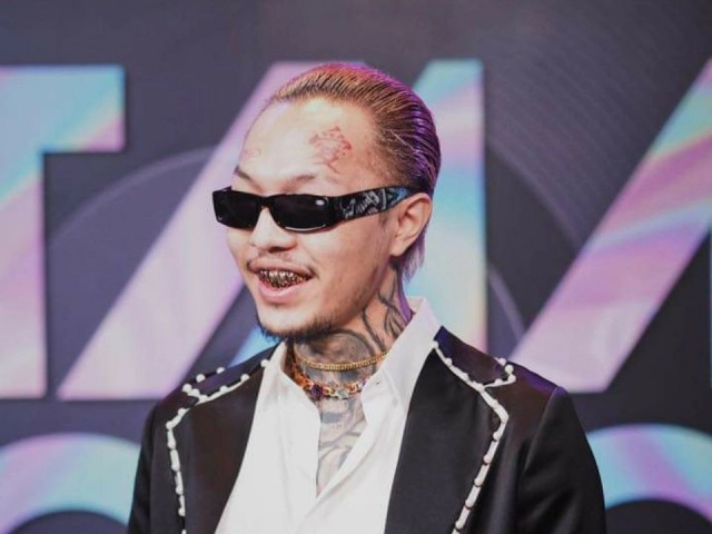 "ยังโอม" เจอดราม่าหนัก!! เซ็นเนินอกแฟนคลับสาววัย 15 โซเชียลถามเหมาะสมไหม