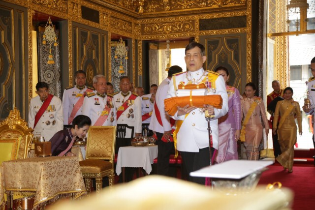 ในหลวง-พระราชินี เสด็จฯ ถวายผ้าพระกฐิน วัดราชบพิธ