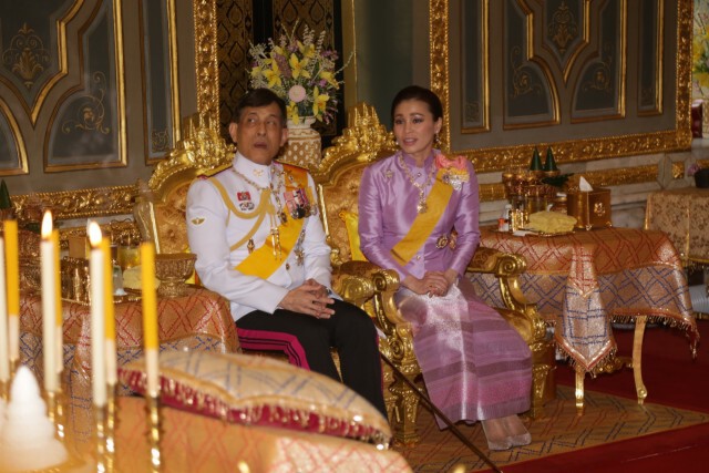 ในหลวง-พระราชินี เสด็จฯ ถวายผ้าพระกฐิน วัดราชบพิธ