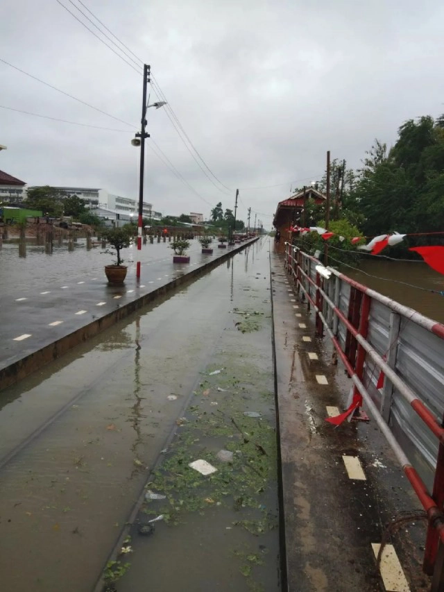 ตร.ทางหลวงเพชรบุรี แนะนำเส้นทางเลี่ยงน้ำท่วมชะอำ