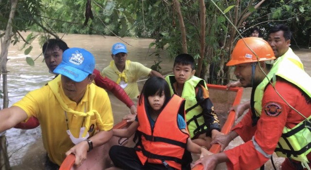สุดระทึก ผู้ว่าฯ โคราช ลุยน้ำเชี่ยวช่วยชีวิตหนูน้อย